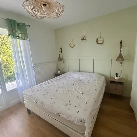 Hébergement de vacances Charmante Maison Avec Piscine Privée Dans Un Parc Arboré